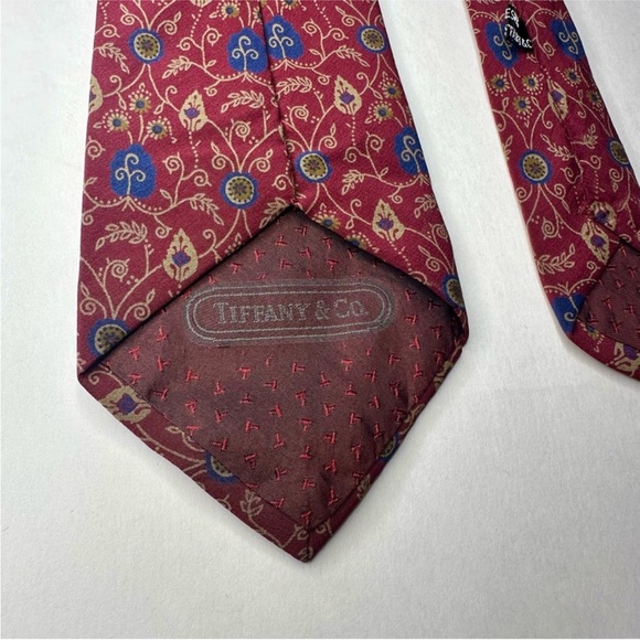 Vintage TIFFANY & CO 1986 Medieval Burgundy & Gold Classic Silk Tie, 3.5” - Picture 4 of 8